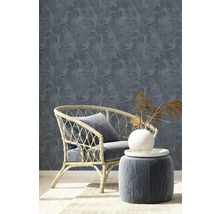 Scène avec fauteuil en rotin, tabouret et papier peint à motifs floraux