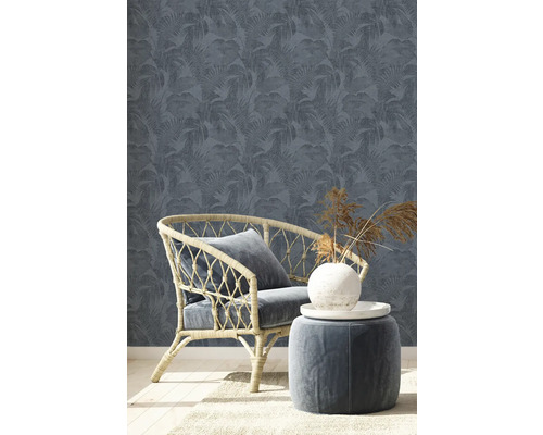 Scène avec fauteuil en rotin, tabouret et papier peint à motifs floraux