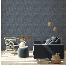 Salon avec papier peint à motifs foncés, fauteuil et canapé