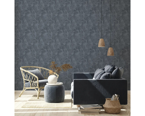 Salon avec papier peint à motifs foncés, fauteuil et canapé