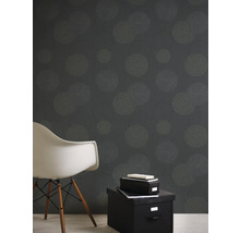 Scène avec papier peint à motifs, chaise et boîtes de rangement.