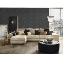 Salon avec canapé d'angle, pouf rembourré et objets de décoration