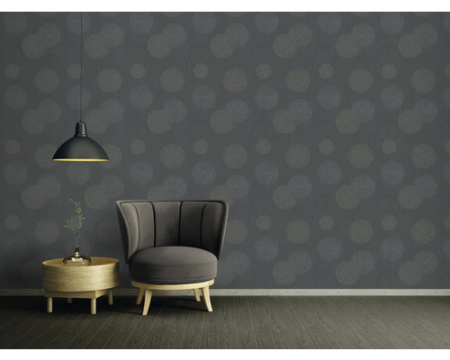 Salon moderne avec papier peint gris, fauteuil et lampe