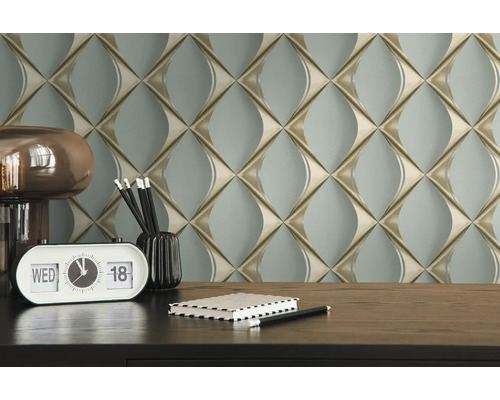 Dekorative Wandgestaltung mit geometrischer Tapete, Schreibtischaccessoires und Tischleuchte für ein stilvolles Ambiente.