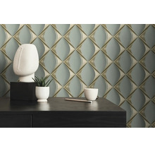 Dekoratives Zimmer mit Mustertapete, einer Skulptur, einer Pflanze und einem Schreibtisch