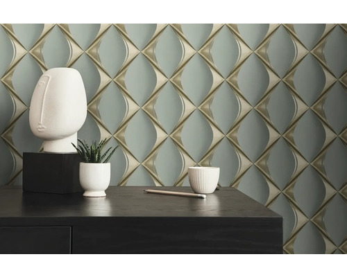 Dekoratives Zimmer mit Mustertapete, einer Skulptur, einer Pflanze und einem Schreibtisch