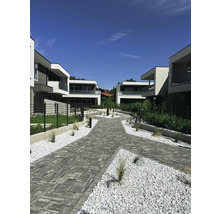 Szene mit Häusern, Pflastersteinen und Zierkies