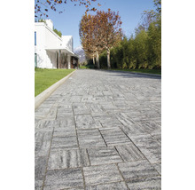 Einfahrt mit Pflastersteinen vor einem modernen Haus