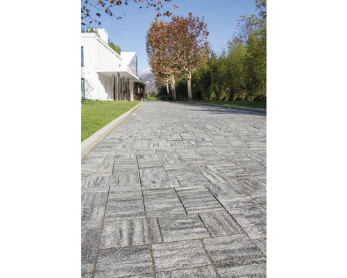Einfahrt mit Pflastersteinen vor einem modernen Haus