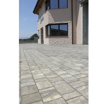 Photo extérieure montrant des pavés pour l'extérieur devant un bâtiment.