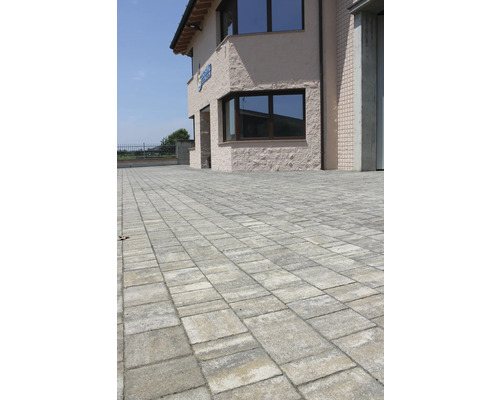 Photo extérieure montrant des pavés pour l'extérieur devant un bâtiment.