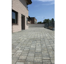 Espace extérieur avec pavés devant un bâtiment