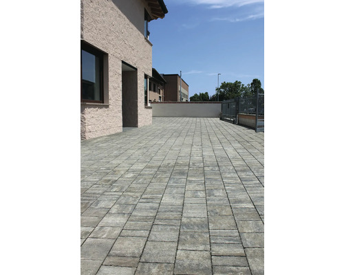 Espace extérieur avec pavés devant un bâtiment