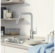 Scène de cuisine avec robinet d'évier, évier et vaisselle