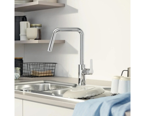 Scène de cuisine avec robinet d'évier, évier et vaisselle