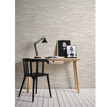 Bureau avec lampe et chaise devant un papier peint texturé