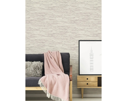 Salon avec canapé, couverture, coussin, commode et papier peint imitation pierre