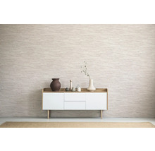 Salon avec commode, vases et objets décoratifs devant un mur à motifs