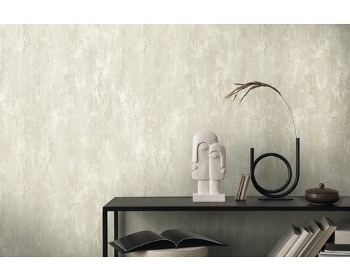 Espace de vie avec un papier peint mural de couleur claire avec un motif structuré, combiné à des éléments décoratifs sur une étagère.