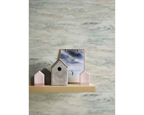 Peinture murale décorative avec motifs de vagues abstraits, étagère en bois, maisons décoratives et photographie