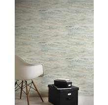 Vue d'une pièce avec du papier peint à motifs, une chaise et des boîtes de rangement