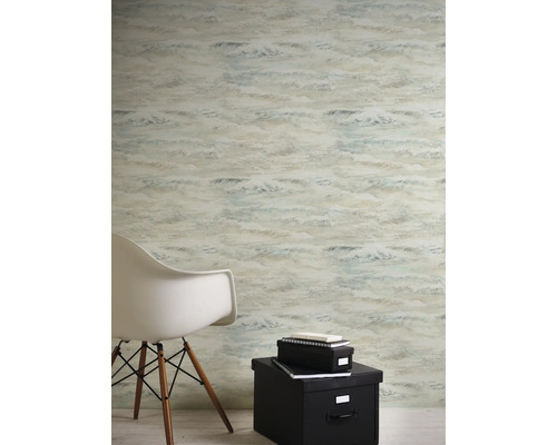 Vue d'une pièce avec du papier peint à motifs, une chaise et des boîtes de rangement