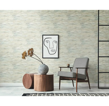 Scène avec papier peint à motifs, fauteuil, œuvre d'art et tables d'appoint pour la décoration intérieure