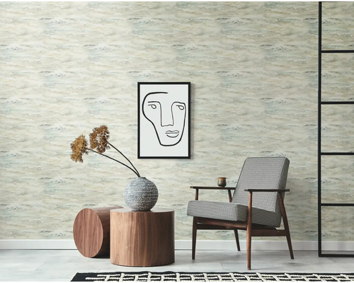 Scène avec papier peint à motifs, fauteuil, œuvre d'art et tables d'appoint pour la décoration intérieure