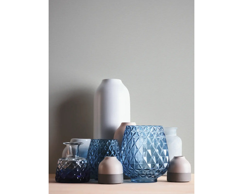 Anordnung verschiedener dekorativer Vasen aus Glas und Keramik