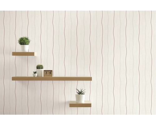 Dekorative Wand mit Tapete mit Wellenmuster und Regalen mit Pflanzen