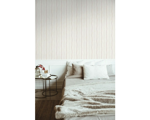 Schlafzimmer mit gemusterter Tapete mit geschwungenen Linien.