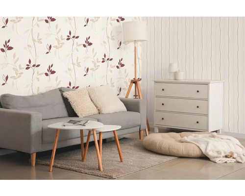 Wohnzimmer mit Sofa, Couchtisch und gemusterter Tapete