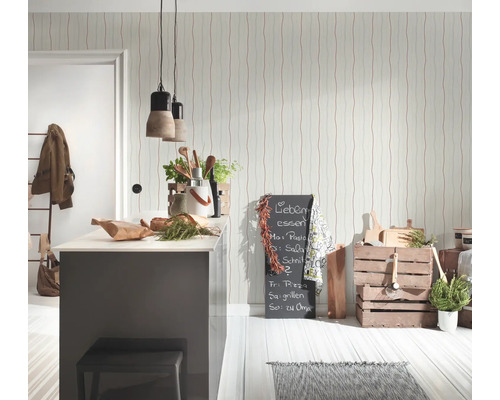 Helle Küche mit Kücheninsel, Hängelampen und Tafel mit Speiseplan