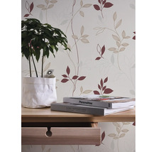 Dekorative Tapete mit Pflanzenmuster in einem hellen, freundlichen Raum.