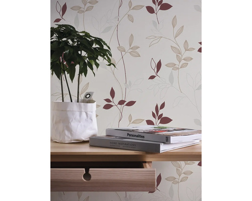 Dekorative Tapete mit Pflanzenmuster in einem hellen, freundlichen Raum.