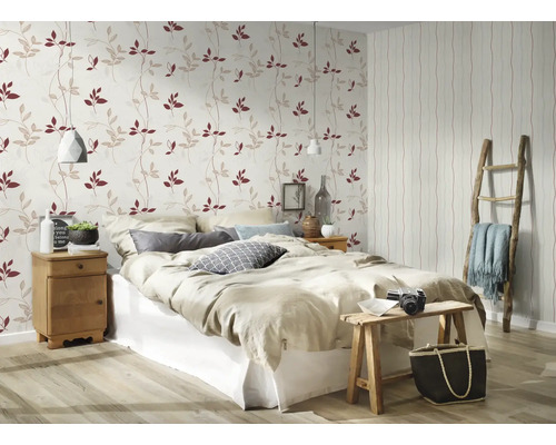 Schlafzimmer mit Bett, Nachttisch und Tapete mit Blattmuster