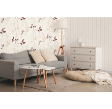 Helles Wohnzimmer mit Sofa, Couchtisch, Kommode und gemusterter Tapete für eine freundliche Atmosphäre