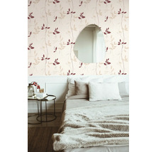 Schlafzimmer mit Blättermuster-Tapete und Spiegel