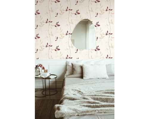 Schlafzimmer mit Blättermuster-Tapete und Spiegel