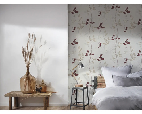 Schlafzimmer mit floraler Tapete, Bett, Lampe und Dekorationen