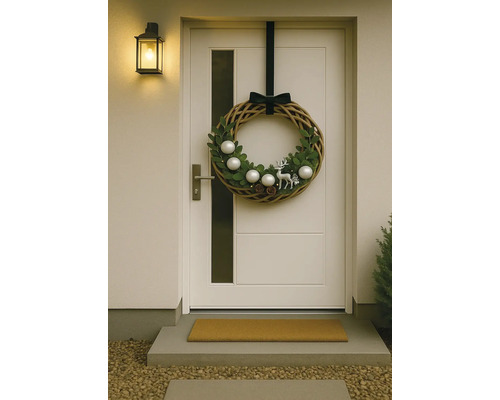 Couronne de porte décorative avec motifs de Noël sur une porte d'entrée