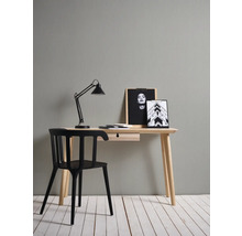Bureau avec lampe, chaise et décoration pour un bureau