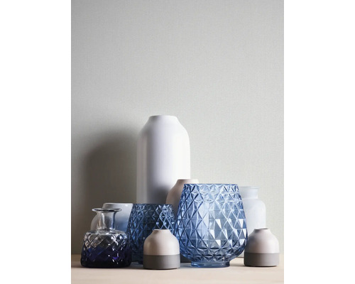 Arrangement de différents vases sur une table.