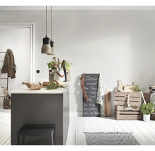 Cuisine claire avec îlot de cuisine, tableau noir, caisses en bois et suspensions