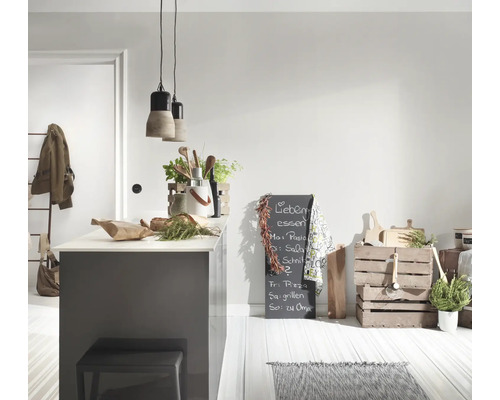 Cuisine claire avec îlot de cuisine, tableau noir, caisses en bois et suspensions