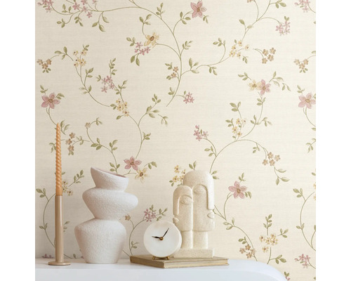 Dekorative Tapete mit Blumenmuster an der Wand