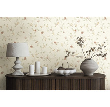 Szene mit Blumentapete, Lampe, Kerzen und Dekoration auf einem dunklen Holzschrank