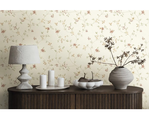 Szene mit Blumentapete, Lampe, Kerzen und Dekoration auf einem dunklen Holzschrank