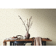 Dekoratives Zimmer mit Esstisch und Blumentapete