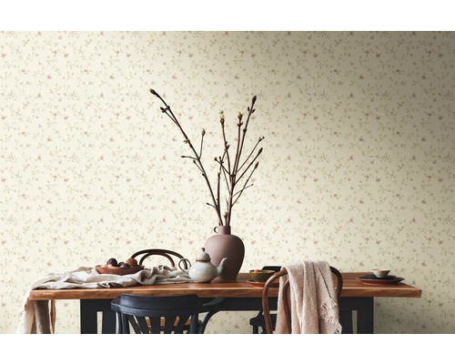 Dekoratives Zimmer mit Esstisch und Blumentapete